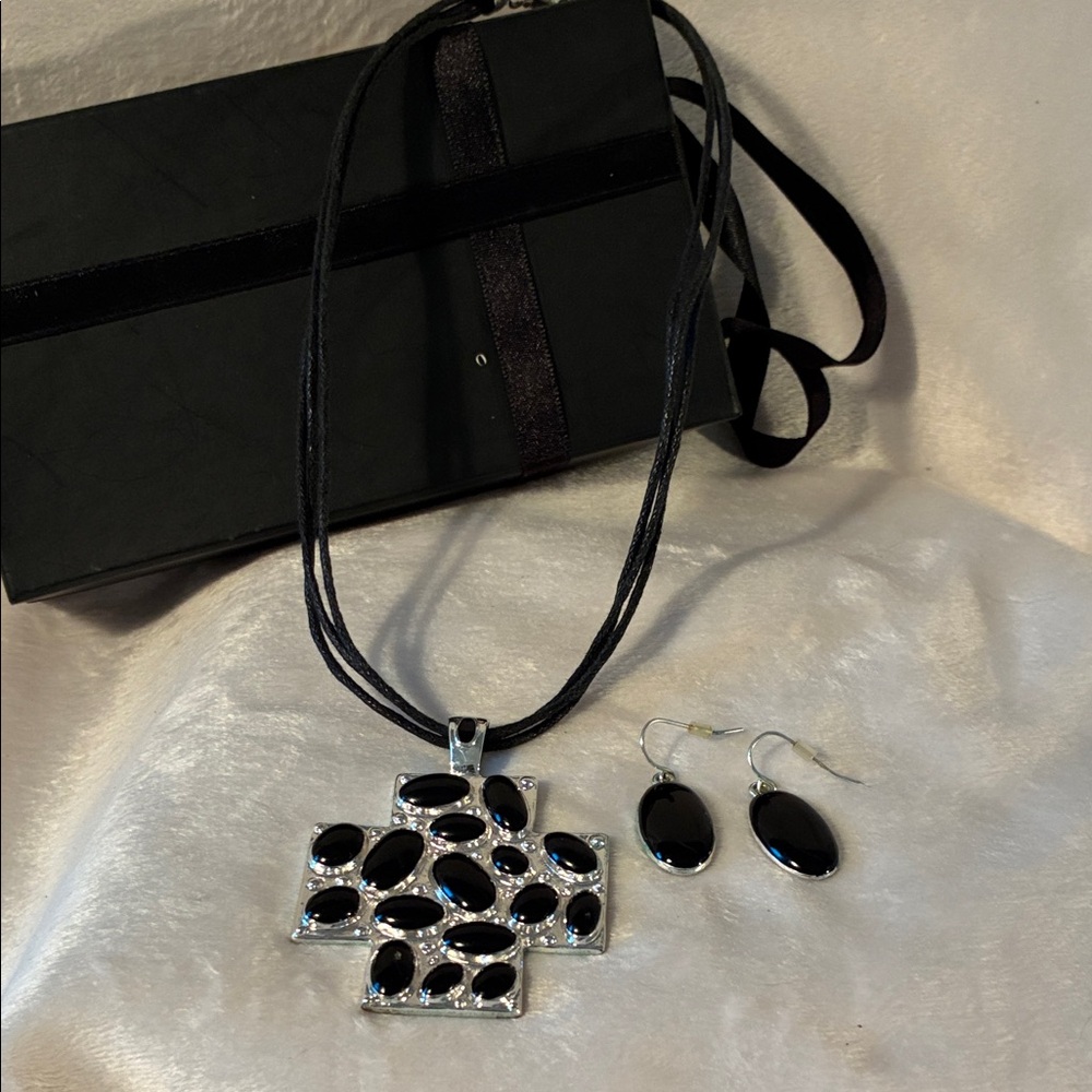 Elegant Black and Silver Jewelry Set. will come inside black box. EUC